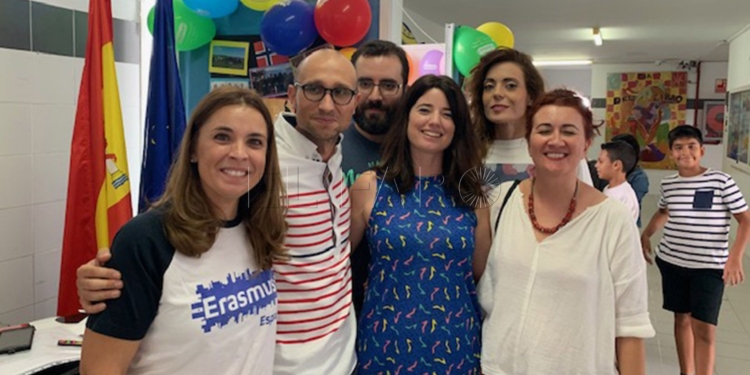 El IES Rusadir celebra el Eramus Day con una exposición y un fotomatón