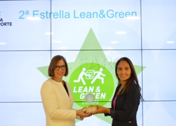 Michaela Reischl (a la izqda), directora de RSC de Lidl en España, recoge la 2ª estrella de la mano de María Tena, responsable de Logística de AECOC