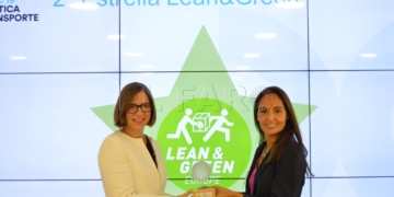 Michaela Reischl (a la izqda), directora de RSC de Lidl en España, recoge la 2ª estrella de la mano de María Tena, responsable de Logística de AECOC