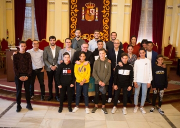 Los campeones de kick boxing son recibidos en el Palacio de la Asamblea