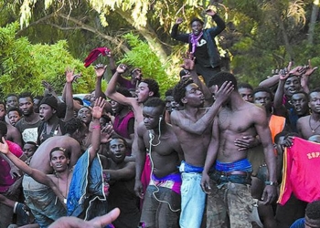 Primera condena a migrantes por organizar un salto masivo a la valla de Ceuta