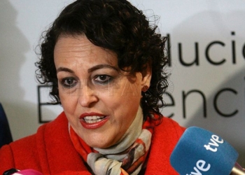 GRAF5189. GUADALAJARA, 22/10/2019.- La ministra de Trabajo, Migraciones y Seguridad Social en funciones, Magdalena Valerio, durante la visita a la empresa Isover, fábrica del Grupo Saint-Gobain, en sus nuevas instalaciones de Azuqueca de Henares (Guadalajara), con una nutrida representación de la empresa encabezada por Jean-Luc Gardaz, CEO de los Países Mediterráneos.-EFE/Pepe Zamora