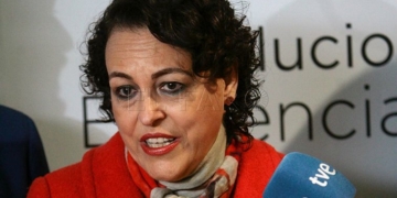 GRAF5189. GUADALAJARA, 22/10/2019.- La ministra de Trabajo, Migraciones y Seguridad Social en funciones, Magdalena Valerio, durante la visita a la empresa Isover, fábrica del Grupo Saint-Gobain, en sus nuevas instalaciones de Azuqueca de Henares (Guadalajara), con una nutrida representación de la empresa encabezada por Jean-Luc Gardaz, CEO de los Países Mediterráneos.-EFE/Pepe Zamora