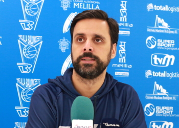 El técnico melillense, durante el partido disputado el pasado domingo en la cancha del Levitec Huesca.