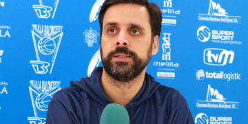 El técnico melillense, durante el partido disputado el pasado domingo en la cancha del Levitec Huesca.