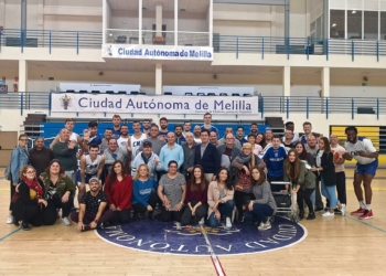 Foto de familia entre los integrantes y usuarios del SPAS y los miembros de la plantilla del Melilla Baloncesto.