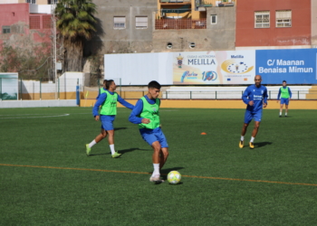 El defensor azulino, durante la sesión de entrenamiento de ayer en La Espiguera.