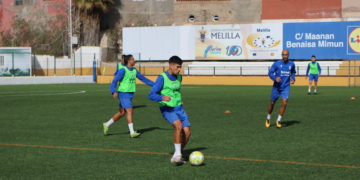El defensor azulino, durante la sesión de entrenamiento de ayer en La Espiguera.