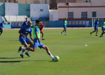 El defensa central azulino, durante la sesión de entrenamiento de ayer.