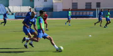 El defensa central azulino, durante la sesión de entrenamiento de ayer.