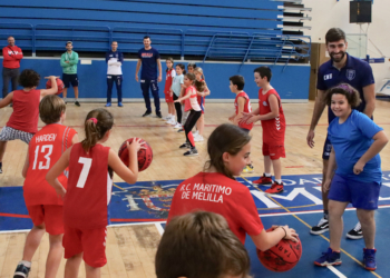 Los chicos y chicas de los equipos base del Real Club Marítimo de Melilla se lo pasaron en grande junto a los jugadores del conjunto azulino.