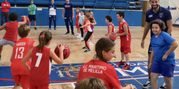 Los chicos y chicas de los equipos base del Real Club Marítimo de Melilla se lo pasaron en grande junto a los jugadores del conjunto azulino.