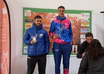 El atleta melillense, en el momento de subir al pódium.