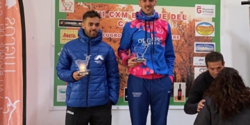 El atleta melillense, en el momento de subir al pódium.