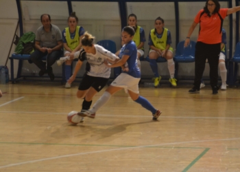 La jugadora María Soto, con el balón, desbordó una y otra vez al cuadro granadino.