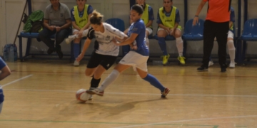 La jugadora María Soto, con el balón, desbordó una y otra vez al cuadro granadino.