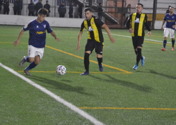Alex Segura, con el balón, en el partido copera de este miércoles.