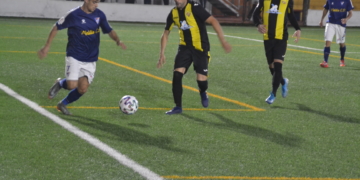 Alex Segura, con el balón, en el partido copera de este miércoles.
