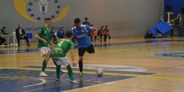 El melillense Kiko, en una de las jugadas de ataque de su equipo ante los extremeños.
