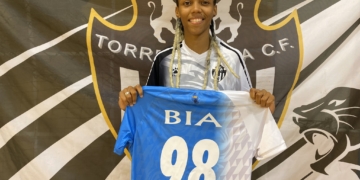La jugadora brasileña, con la elástica del equipo melillense.