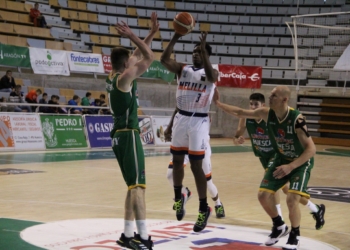 La actuación del escolta canadiense Caleb Agada no ha dejado indiferente a nadie desde que llegara a la competición de la mano de Arturo Álvarez tres temporadas atrás para liderar a un CB Prat cuya gran temporada tuvo a un gran culpable en su figura, con una temporada para enmarcar en tierras catalanas.
La gran actuación de este hombre no pasó desapercibida para la Federación Española de Baloncesto puesto que en su web le dedicaron un amplísimo reportaje con entrevista incluida, del logró que alcanzó este viernes.
Todo un portento físico con una mano privilegiada para el tiro que puso el pasado curso rumbo al Melilla Baloncesto para poder reorientar sus objetivos hacia un ascenso de categoría que comenzaba a ser toda una ilusión para él. Un reto que se escapó el pasado curso en la Final Four de Bilbao y por el que lucha de nuevo este año emergiendo una vez más como el líder natural de los melillenses sobre el parqué. Especialmente cuando más lo necesitaba su equipo, en una noche de viernes en la que sus 46 tantos de valoración marcaron un punto de inflexión para su equipo.
La mejor forma de anular a un ZTE Real Canoe al que privó del triunfo en un arrollador segundo tiempo en el que completó una actuación con 40 puntos (7/9 y 15/21 TC), cinco rebotes, cinco asistencias, dos recuperaciones y siete faltas recibidas con las que dinamitar el choque.
Todo un mensaje a la competición con el que demostrar que su Melilla Baloncesto tiene aún mucho que decir en una temporada con un amplio margen de crecimiento por delante.
Caleb Agada
Tan sereno como en todas y cada una de las ocasiones en las que Caleb ha conseguido un MVP de la jornada, el exterior del Melilla Baloncesto regresaba en el día de ayer a los entrenamientos junto al resto de sus compañeros para poder poner la mente en el próximo partido de su equipo.
No sin antes saborear lo acontecido en Madrid en la noche del pasado viernes cuando los suyos sumaron un segundo triunfo consecutivo con el que dar un paso al frente en la tabla: “Fue una gran victoria de equipo en un partido en el que creo que jugamos realmente bien. Habíamos llegado a Madrid con el único objetivo de ganar y nuestra mentalidad nos ayudó a hacer un buen partido con el que lograrlo”.
Un choque en el que ayudaron sus 40 puntos anotados en una noche que pasará a la historia de su propia videoteca: “Fue sido un partido muy especial para mí, estoy muy contento con cómo jugué pero, sobre todo, por el triunfo que entre todos conseguimos para el equipo. Es uno de esos días especiales y que uno siempre recuerda pero que ahora mismo debe quedar atrás para volver a focalizaren nuestros próximos objetivos”.
Y es que si algo tiene muy claro Caleb es que en la LEB Oro las confianzas suelen ser malas compañeras de camino: “He estado en la Liga el tiempo suficiente como para saber que las temporadas en esta competición son muy largas y que en ellas hay altibajos así que tenemos que intentar ser constantes durante el mayor tiempo posible. Ahora venimos de dos partidos buenos pero debemos mantenernos en esta línea, trabajando con calma para poder crecer como equipo”.
Porque sólo así el equipo podrá crecer tal y como han hecho durante las últimas semanas una plantilla que ha sabido sobreponerse a un complicado inicio: “Tuvimos algunos problemas a comienzos de temporada pero supimos estar unidos como equipo y encontrar las soluciones a todos nuestros problemas. Decidimos centrarnos en nosotros y aumentar las cosas que cada uno podíamos hacer bien para hacer los partidos más difíciles para nuestros rivales. Así que esto nos ha enseñado a seguir en esa línea de trabajo y a poder hacernos fuertes en los momentos más complicados”. La mejor filosofía posible a la hora de poder buscar un gran objetivo que, para Caleb, sigue siendo tan ilusionante como posible: “Ahora mismo creo que este equipo puede tener la madera necesaria para poder ascenderá la ACB porque tenemos grandes jugadores y buenos entrenadores. Sabemos que será difícil pero todos trabajamos duro para ello y estamos listos para hacerlo que sea necesario para poder llegar allí. En mi caso, creo que también estoy preparado pero, por el momento, quiero seguir disfrutando de la Liga y su genial competencia antes de poder pensar en otras cosas”. Uno de los mejores datos de este jugador del cuadro de nuestra ciudad es que, poco a poco, está subiendo el nivel de su baloncesto lo que está haciendo, que con la ayuda de todos sus compañeros su equipo escale posiciones dentro de la clasificación general de la Liga LEB Oro.