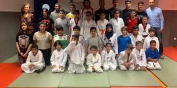 Imagen de la visita que realizó al trabajo diario de los jóvenes deportistas de esta modalidad deportiva.
