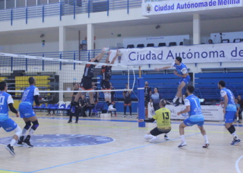 Los jugadores melillenses, en plena jugada en el último de los partidos disputados.