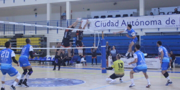 Los jugadores melillenses, en plena jugada en el último de los partidos disputados.
