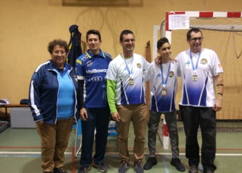 Los ganadores con sus medallas acreditativas.