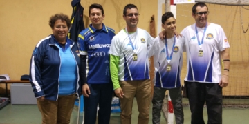 Los ganadores con sus medallas acreditativas.
