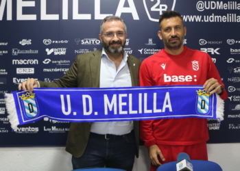 El presidente y el nuevo técnico azulino, con la bufanda de la UD Melilla.