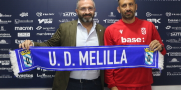 El presidente y el nuevo técnico azulino, con la bufanda de la UD Melilla.