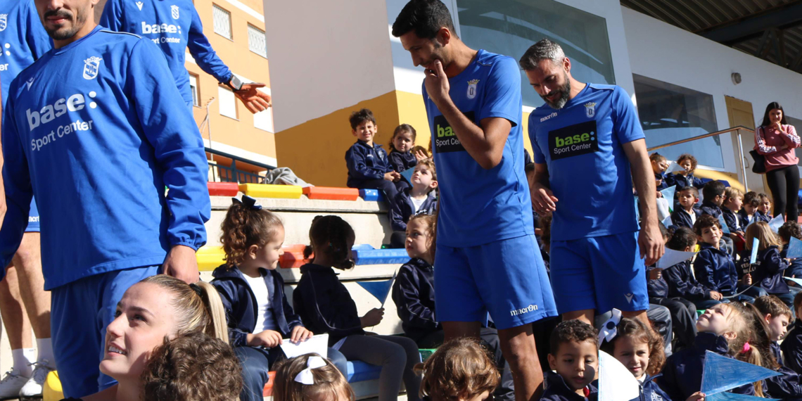 El Reyes Católicos visita a la UD Melilla