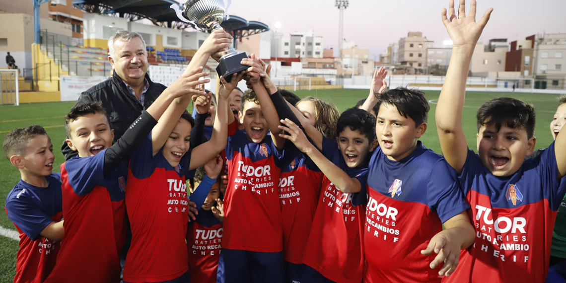 Los jugadores de la Peña Barcelonista alevín, en la celebración de su título copero en el campo federativo de La Espiguera.