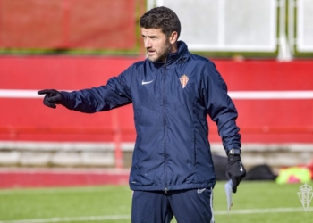 Entrenador de la escuadra asturiana, en uno de los entrenamientos.