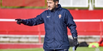 Entrenador de la escuadra asturiana, en uno de los entrenamientos.