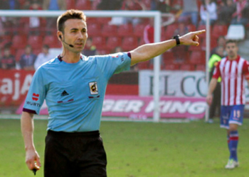 El sevillano, en uno de sus partidos dirigidos.