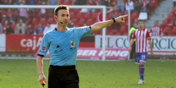 El sevillano, en uno de sus partidos dirigidos.