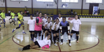 Las chicas del Torreblanca festejando uno de sus triunfo en la pista de juego.