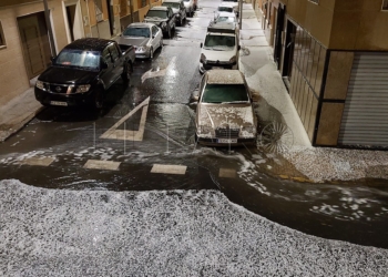 Un manto de granizo blanco cubre Melilla de madrugada