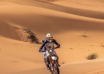 El melillense se desenvuelve a la perfección por el desierto.
