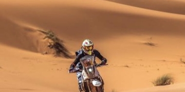 El melillense se desenvuelve a la perfección por el desierto.