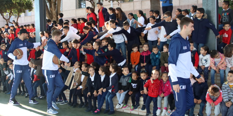 Locura en el CEIP Constitución con la visita del Melilla Baloncesto
