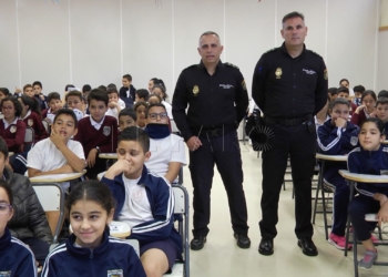 El Plan Director previene a los niños del CEIP Pedro Estopiñán sobre los peligros de Internet