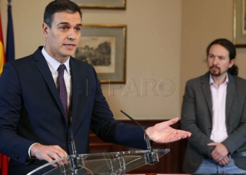 GRAF7667 MADRID, 12/112019.- El presidente del Gobierno español en funciones, el socialista Pedro Sánchez ,i. durante su intervención ante los medios en el Congreso de los Diputados tras llegar hoy a un acuerdo el líder de Unidas Podemos, Pablo Iglesias ,d., para la formación de un Ejecutivo en España tras las elecciones del pasado domingo..EFE/Paco Campos