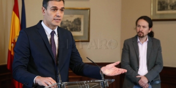 GRAF7667 MADRID, 12/112019.- El presidente del Gobierno español en funciones, el socialista Pedro Sánchez ,i. durante su intervención ante los medios en el Congreso de los Diputados tras llegar hoy a un acuerdo el líder de Unidas Podemos, Pablo Iglesias ,d., para la formación de un Ejecutivo en España tras las elecciones del pasado domingo..EFE/Paco Campos