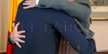 El presidente del Gobierno español en funciones, el socialista Pedro Sánchez, iz., y el líder de Unidas Podemos, Pablo Iglesias,d., se abrazan en el Congreso de los Diputados donde hoy firmaron un acuerdo para la formación de un Ejecutivo en España tras las elecciones del pasado domingo.
