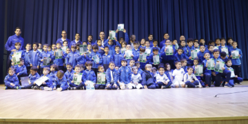 Todos los alumnos de la Escuela de Fútbol recibieron su correspondiente regalo y se lo pasaron muy bien con el mago melillense Sarapín.