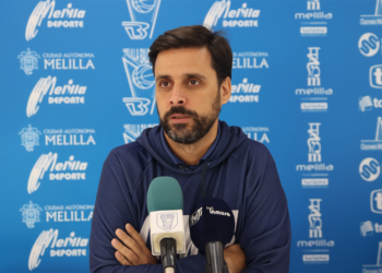 El entrenador del Decano, durante su comparecencia ante los medios de comunicación en la previa del encuentro de mañana sábado frente al Leche Río Breogán.