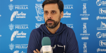 El entrenador del Decano, durante su comparecencia ante los medios de comunicación en la previa del encuentro de mañana sábado frente al Leche Río Breogán.